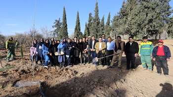 به مناسبت روز درختکاری، تعداد 24 اصله درخت توسط استعداد های برتر استان فارس در بوستان گلهای شیراز کاشته شد.