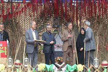اهدای جوایز دانش آموزی در مراسم سالگرد  شهادت شهید مرتضی جاویدی در فسا