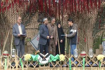 اهدای جوایز دانش آموزی در مراسم سالگرد  شهادت شهید مرتضی جاویدی در فسا